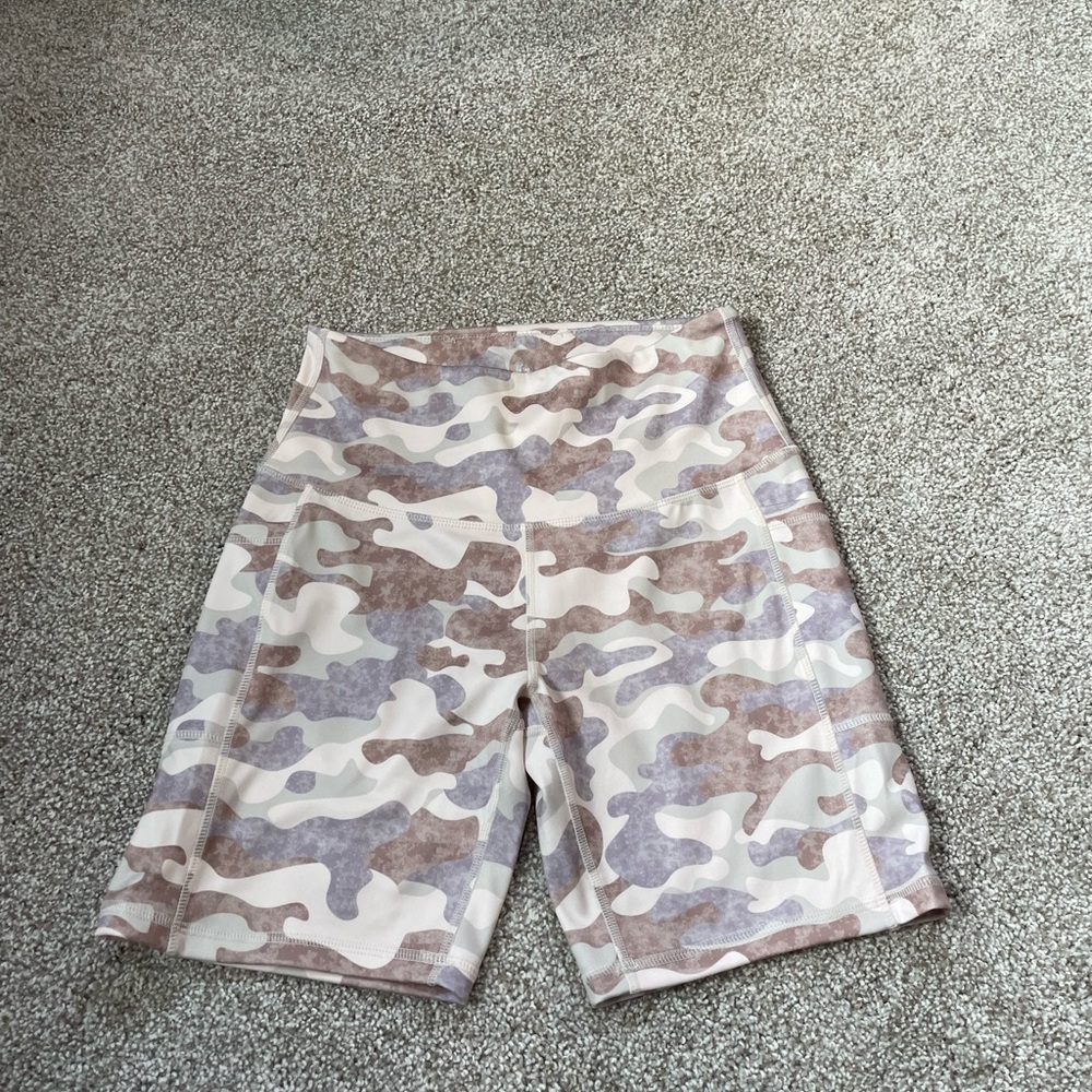 Women’s LegEnd Camo Print Shorts SZ M